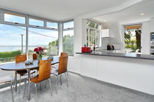 基督城St Andrews Hill - Christchurch Holiday Homes的厨房以及带桌椅的用餐室。