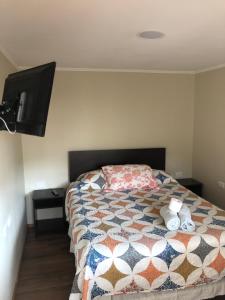拉塞雷纳Hostal Luna del Mar 840-B的一间卧室配有带毛巾的床