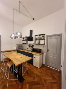 布拉索夫Cuba的厨房铺有木地板,配有木桌。