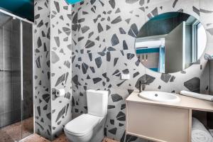 墨尔本Royal Hotel by Nightcap Social的一间带卫生间、水槽和镜子的浴室