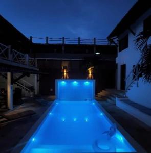 杰里科科拉Vila Moana Jeri的大楼前的蓝色灯光游泳池