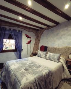 Tubilla del LagoCasa Rural 1904的卧室配有一张挂着红色鞋的床