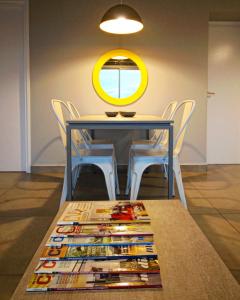 圣萨尔瓦多德朱Naranjo 9D的一张桌子、椅子和墙上的镜子