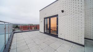 斯劳LiveStay-New Private Apartment Building Minutes From Heathrow的一座带大玻璃窗阳台的建筑