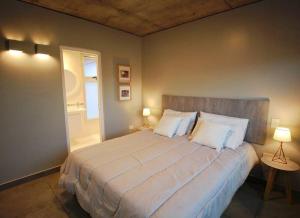 圣萨尔瓦多德朱Naranjo 9A的一间卧室配有一张带两盏灯的大型白色床。