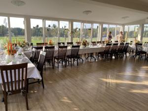 MoreMore Guesthouse的大型用餐室配有桌椅,可供住客用餐。