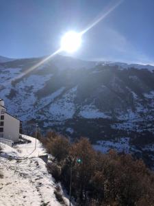 CollimentoA Casa di Pina的天空中白雪覆盖的山