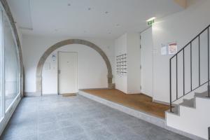波尔图Habitatio - Foz的一条空的走廊,有拱门和门