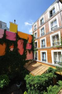 巴黎玛莱庭院1号公寓的前面有木甲板的建筑