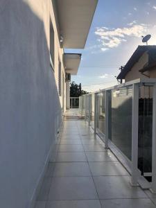 伯迪亚哥Suíte privativa proxima ao Sesc 2的建筑中一个空阳台,有走道