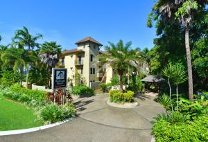 道格拉斯港礁石俱乐部度假酒店的一座棕榈树环绕的大建筑