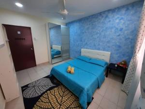 普特拉贾亚HillTree Homestay Putrajaya的一间蓝色卧室,配有一张床和镜子