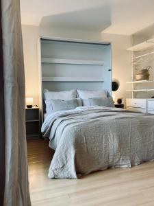 明斯特Schickes, Stilvolles und Helles Apartment in Münster的一间卧室配有一张大床和蓝色床头板