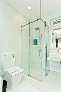 尼甘布金色星海滩酒店的一间带玻璃淋浴间和卫生间的浴室