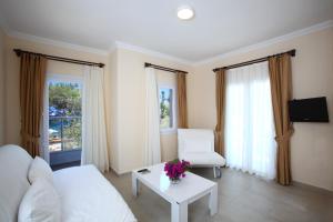亚力卡瓦克梅尔肯斯托里公寓酒店的客厅配有白色的沙发和桌子