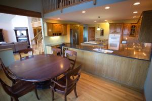 乔治湖Hill View Motel and Cottages的厨房以及带木桌的用餐室。