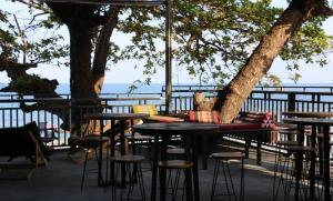 哈林海滩Phangan Mantra Inn的庭院里的一组桌子和凳子