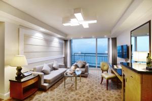 济州市济州广场华美达酒店的客厅配有沙发和桌子