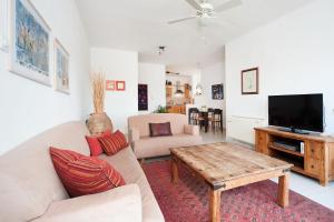 卡法萨巴法萨巴景公寓 的带沙发和咖啡桌的客厅