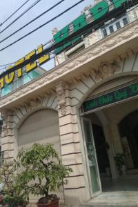 Bình ChánhHappy Hotel Binh Chanh的上面有火车的建筑