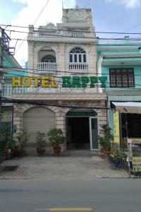 Bình ChánhHappy Hotel Binh Chanh的大楼前的酒店标志