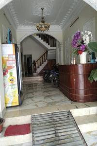 Bình ChánhHappy Hotel Binh Chanh的走廊上设有楼梯和房间