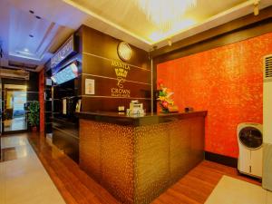 马尼拉Super OYO 838 Manila Crown Palace Hotel的餐厅内的酒吧,有红色的墙壁