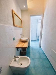 蒙泰迪普罗奇达Lavinum的一间带水槽和卫生间的浴室