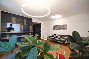 特伦托Habitat Apartments的带沙发和电视的客厅