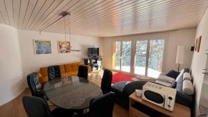 芙露姆赛山Haus Alpenblick A5 - CharmingStay的客厅配有沙发和桌子