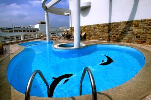 芽庄亚洲天堂酒店的海水中海豚游泳池