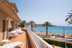 美洲海滩维斯塔苏尔酒店的享有海滩和海洋美景的阳台。