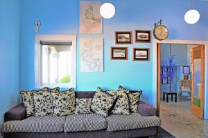 纳皮尔Comfort Inn Westshore Beach的带沙发和蓝色墙壁的客厅