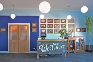 纳皮尔Comfort Inn Westshore Beach的客房内的蓝色墙和迎宾标志