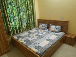 西姆拉Aagaman Woods Homestay的一间卧室配有一张带被子和枕头的床