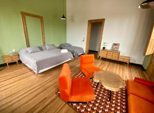 埃斯佩兰萨Dia 32 Guest House的一间卧室配有一张床、一张沙发和一张桌子