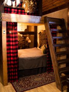 (( Šarlote ))Hunter's Lodge的配有双层床的客房