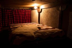 (( Šarlote ))Hunter's Lodge的一只泰迪熊躺在黑暗的房间里的床上