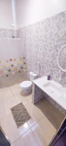 圣若热岛Coruja EcoGlamping的浴室配有卫生间、盥洗盆和浴缸。