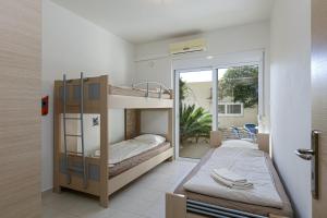 普拉基亚斯Plakias Panorama Homes的一间带两张双层床的卧室和一个阳台