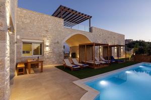 Agios DimitriosMandana Villa - With Private Pool & Jacuzzi的一座带游泳池和庭院的房子