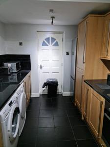 Longley24 Dryden Road - Beautiful 2 bed的一间带洗衣机和白色门的厨房