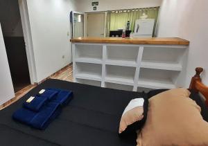 埃尔卡拉法特Departamento en El Calafate para dos personas的卧室配有床和柜台