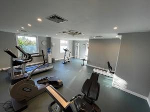 根特根特展会假日酒店的一间健身房,里面设有跑步机和椭圆机