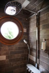 沙布利Lodges des grands crus的浴室设有窗户和卫生间。