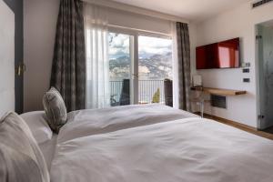 马尔切西内卡普里酒店的卧室设有一张白色大床和一扇窗户。