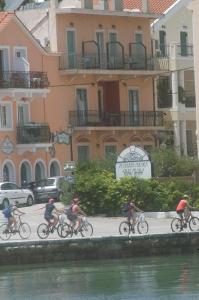 阿尔戈斯托利翁Marina rooms的一群人骑着自行车沿着街道走