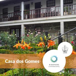 维塞乌Casa Dos Gomes的一张建筑前面花的图片
