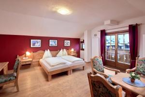 卡普伦APARTMENT SONNBLICK Kaprun Salzburg - incl Zell am See-Kaprun Summercard的客厅配有床和桌椅