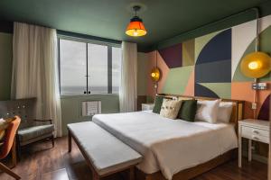 里约热内卢Selina Copacabana的一间卧室设有一张大床和一个大窗户